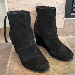 Toms Black Suede Ankle Wedge Booties size 8